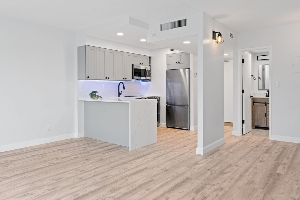 2900 Ne 30th Street - Photo 2