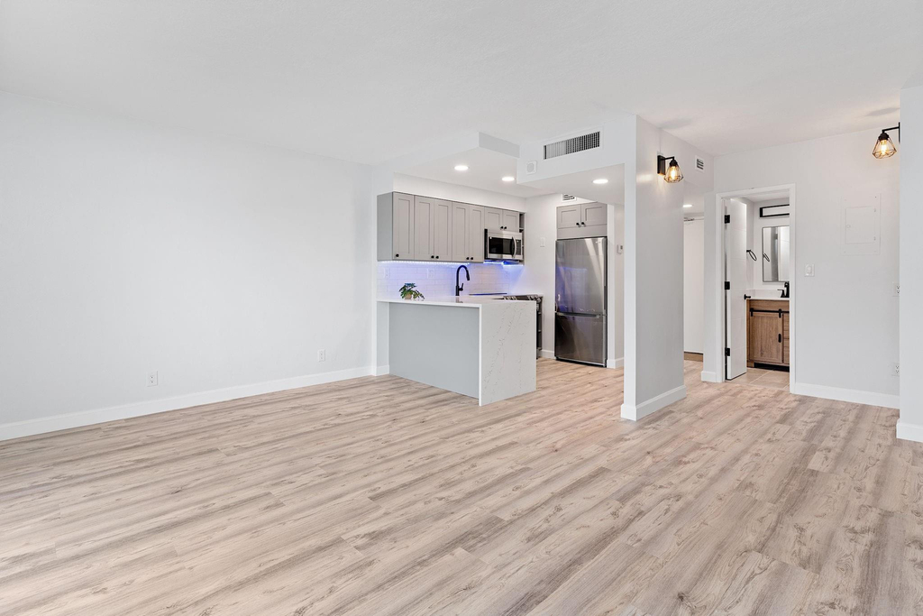 2900 Ne 30th Street - Photo 3