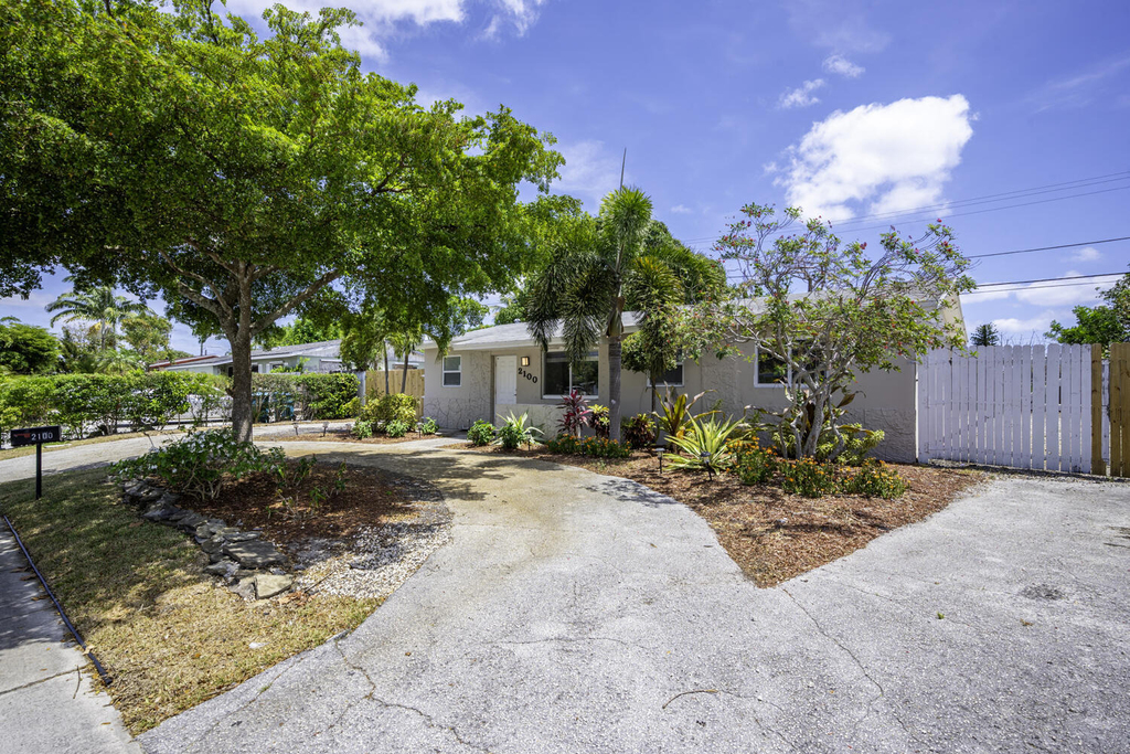2100 N Seacrest Boulevard - Photo 1