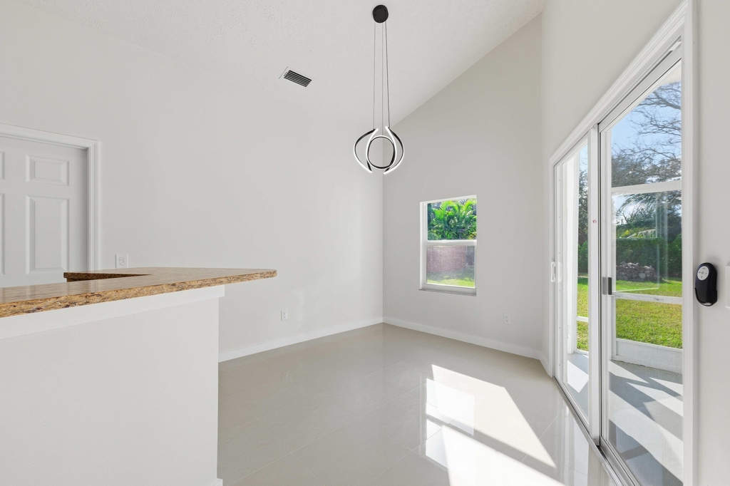 3031 Se Galt Circle - Photo 10