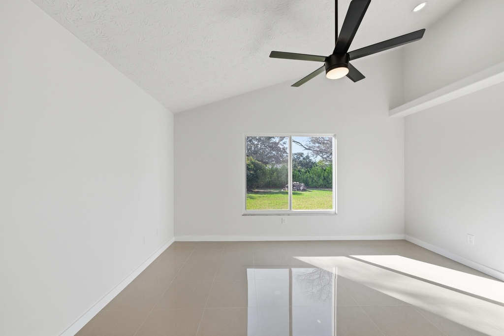 3031 Se Galt Circle - Photo 16