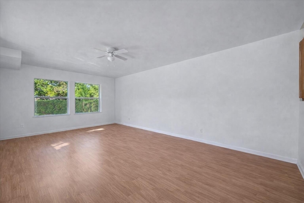 1945 Stratford Way - Photo 10