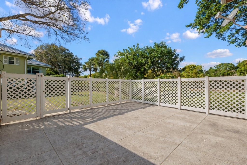 1945 Stratford Way - Photo 5