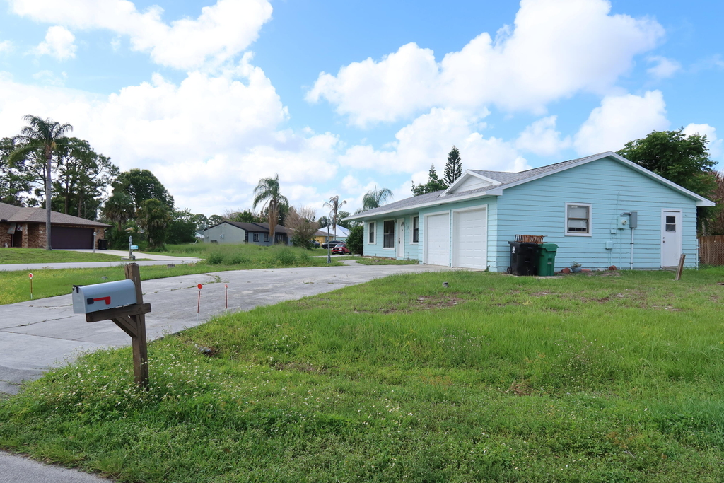 601 Se Polynesian Avenue - Photo 1