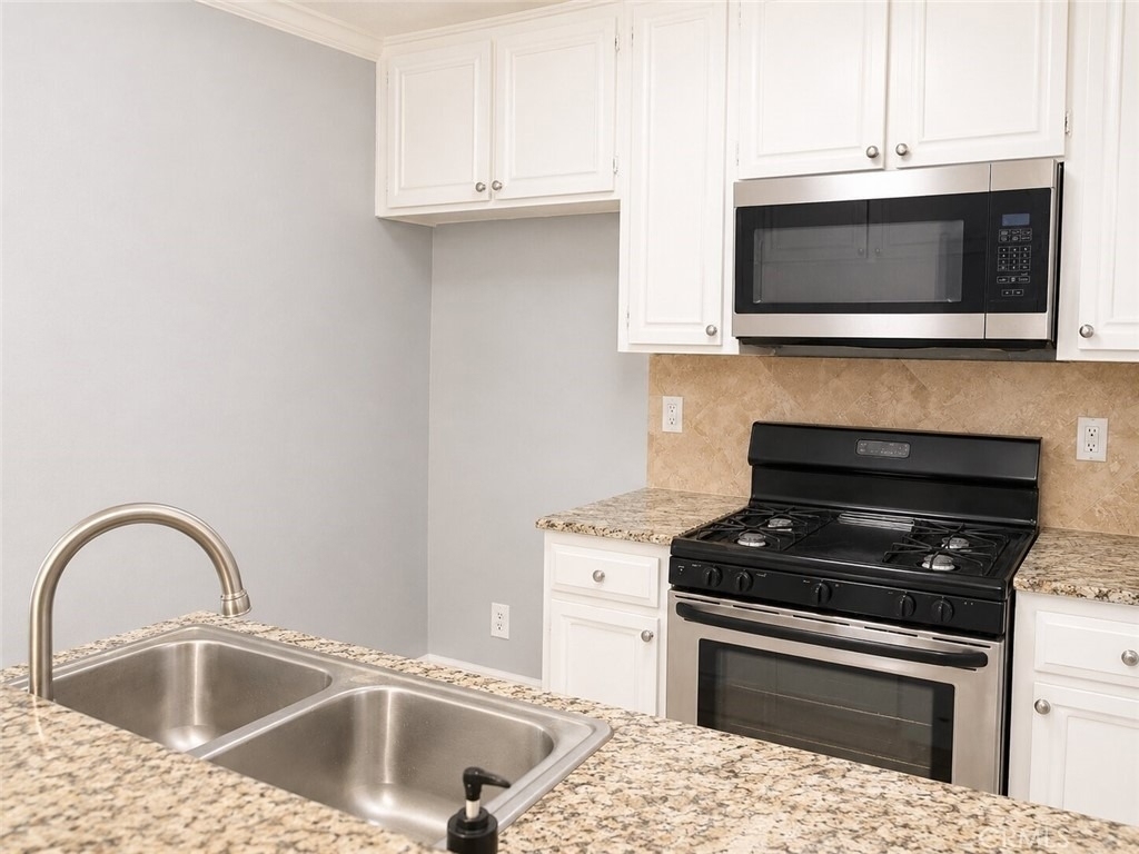 7035 Woodley Ave - Photo 4