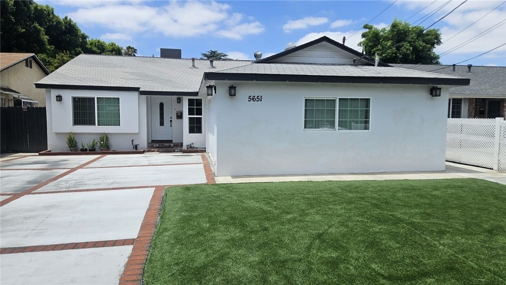 5651 Radford Avenue - Photo 6