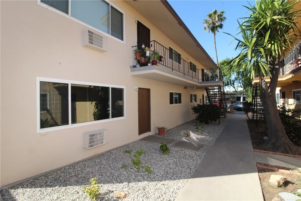 1010 E 32nd - Photo 1
