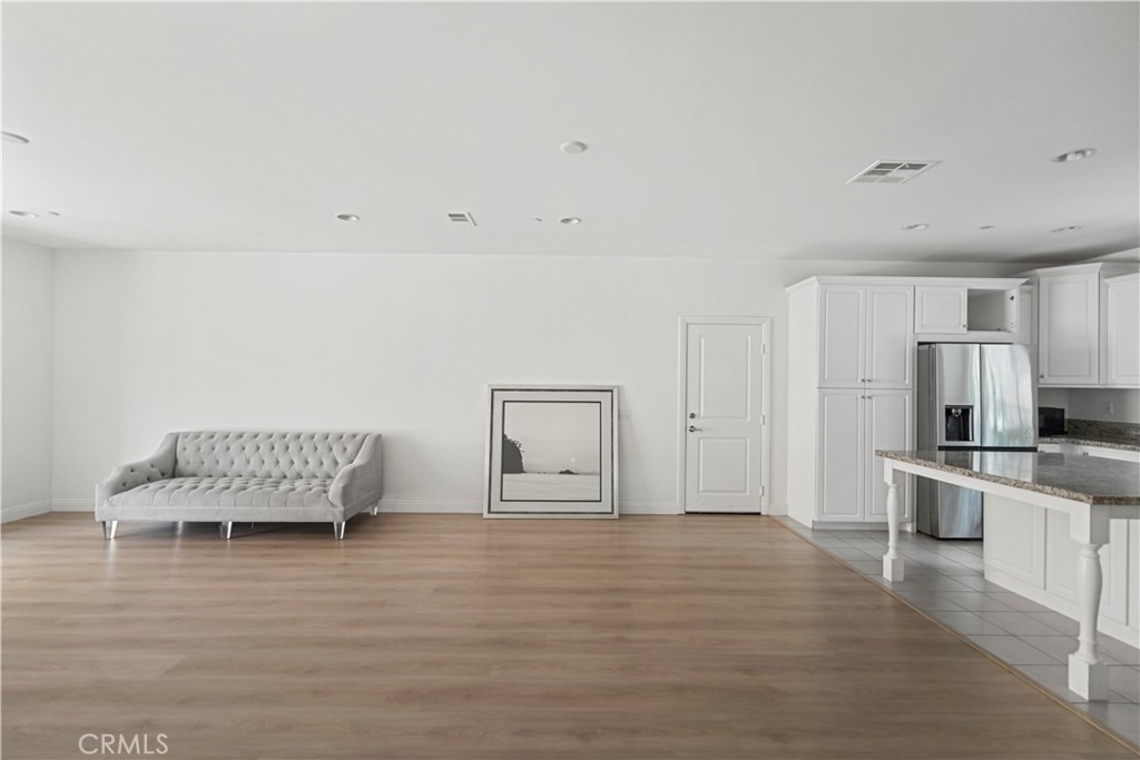 217 Wicker - Photo 1