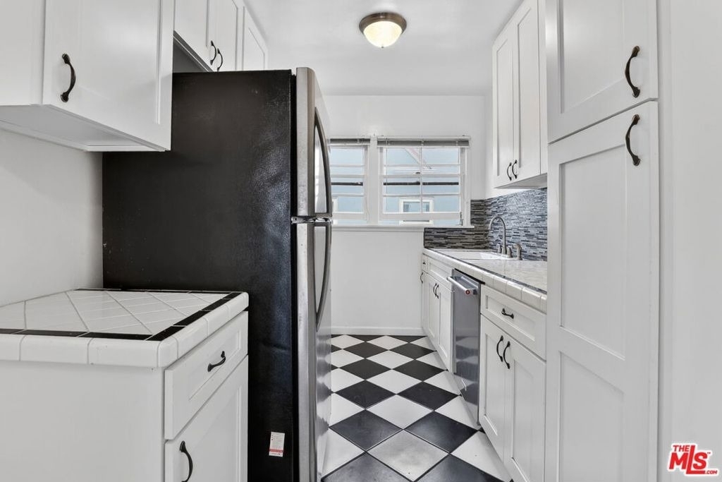 314 N St Andrews Place - Photo 3
