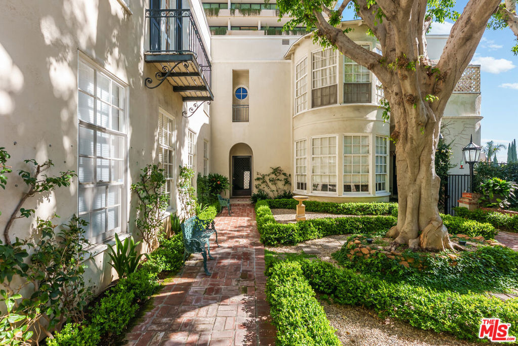 1014 N Doheny Drive - Photo 23