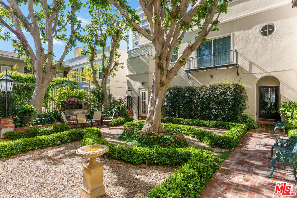 1014 N Doheny Drive - Photo 24