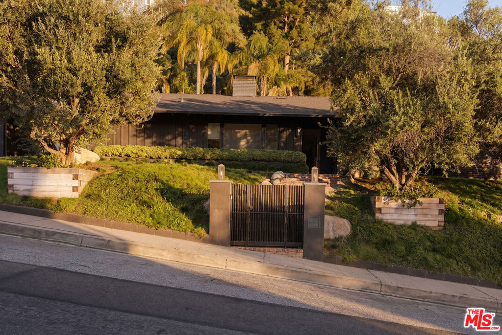 1744 N Doheny Drive - Photo 3