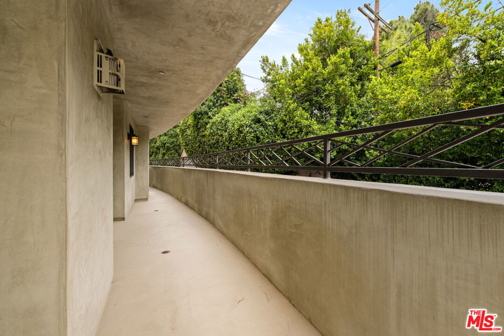 1304 Roxbury Drive - Photo 25