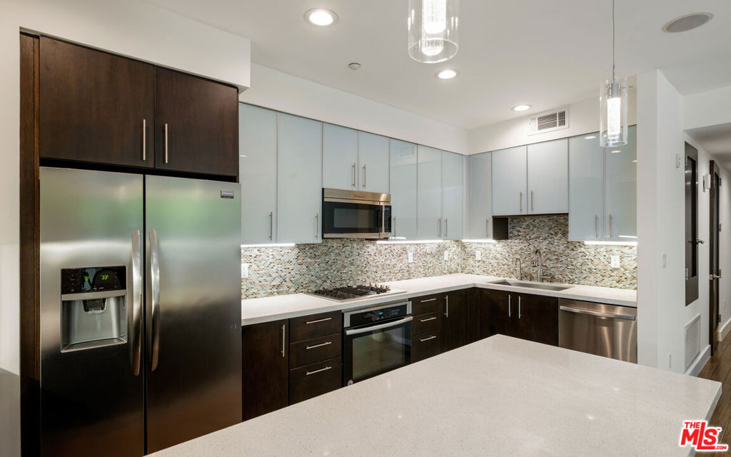 1304 Roxbury Drive - Photo 9