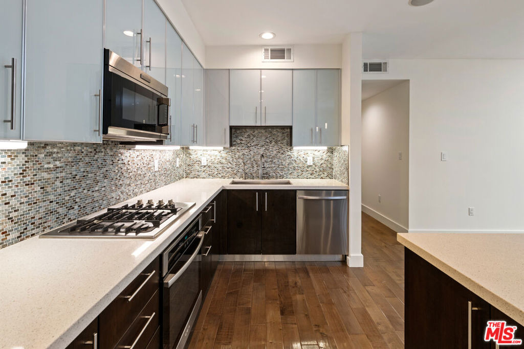 1304 Roxbury Drive - Photo 10
