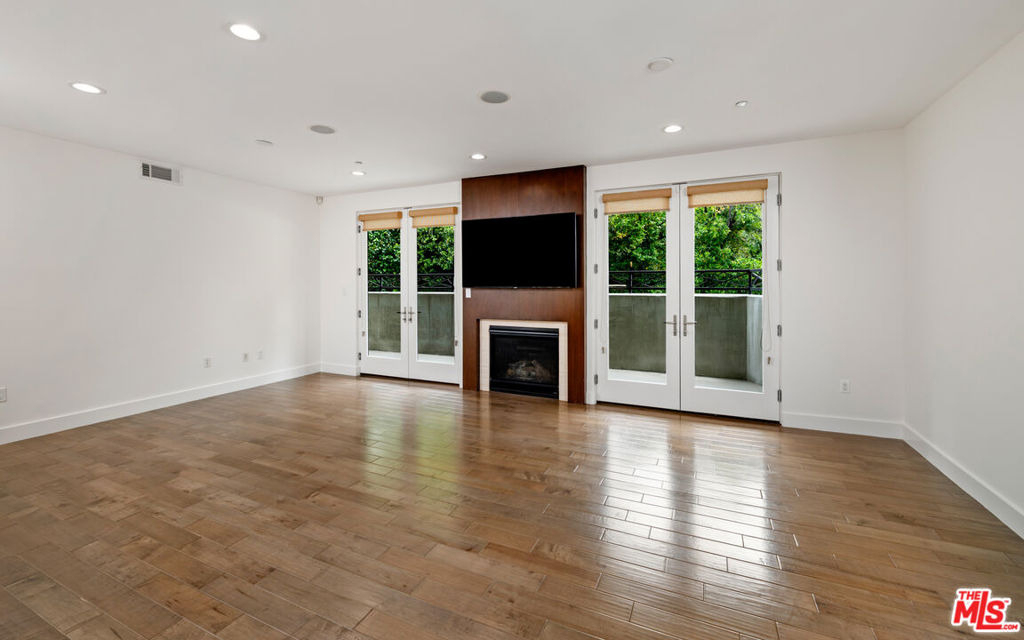 1304 Roxbury Drive - Photo 4