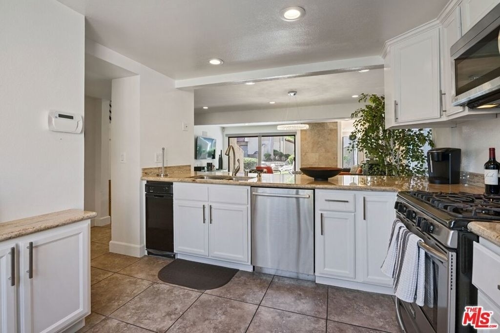 5720 Owensmouth Avenue - Photo 3
