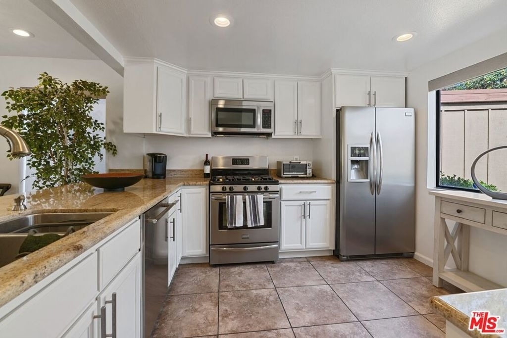 5720 Owensmouth Avenue - Photo 4