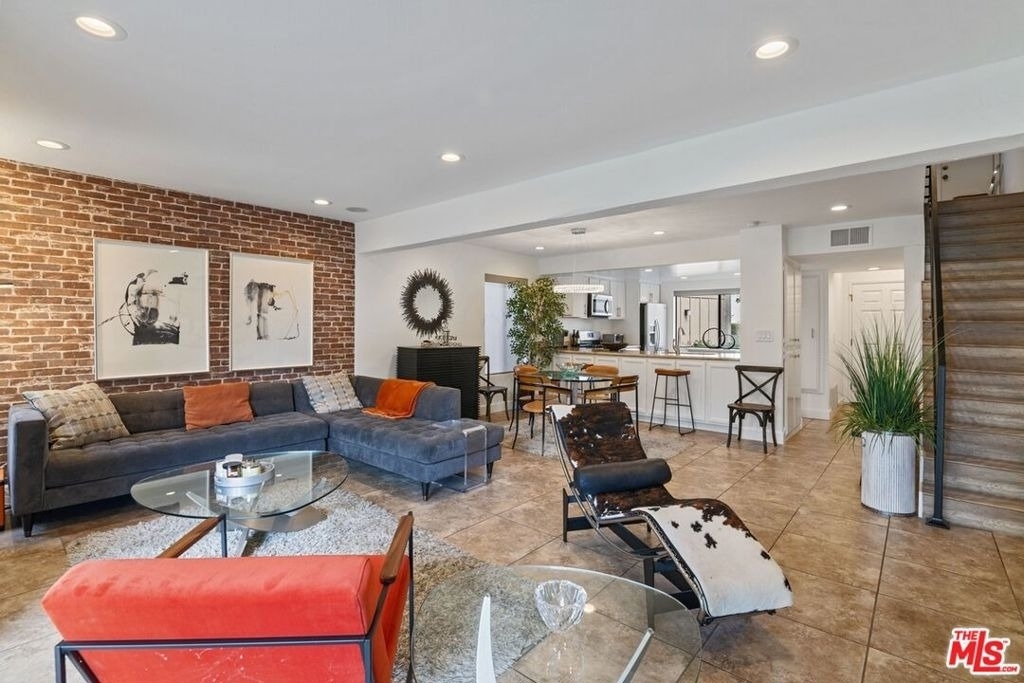 5720 Owensmouth Avenue - Photo 2