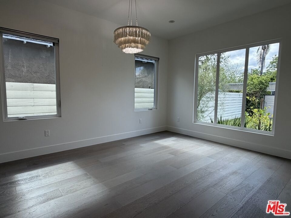 15122 Morrison Street - Photo 10