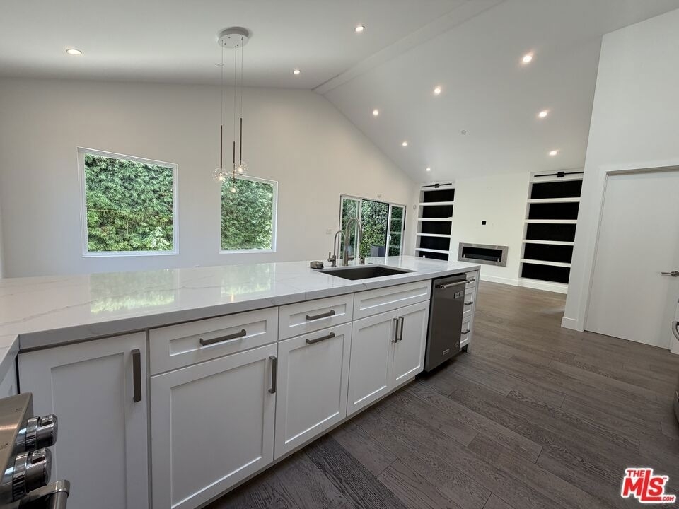 15122 Morrison Street - Photo 29