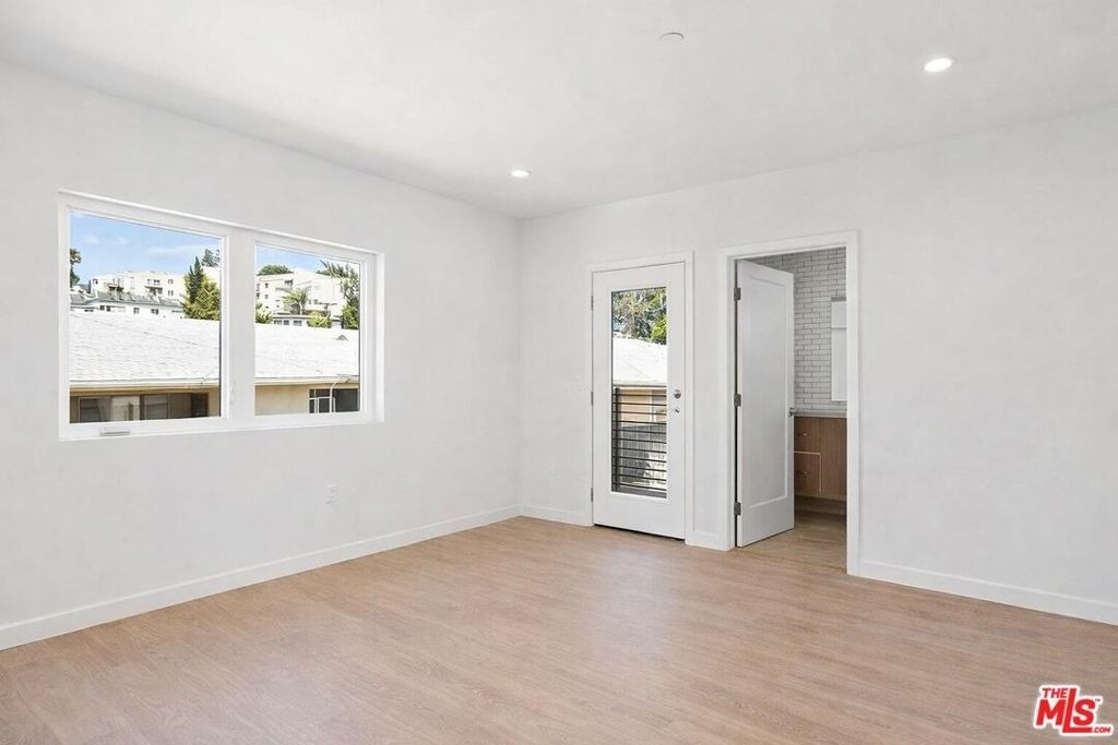 2120 N Beachwood Drive - Photo 13