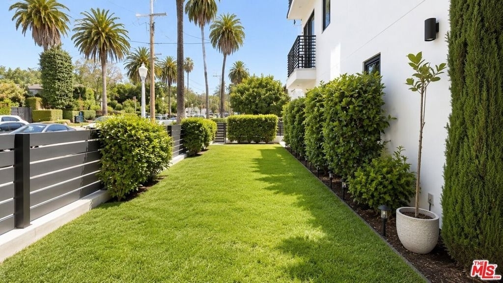 2120 N Beachwood Drive - Photo 24