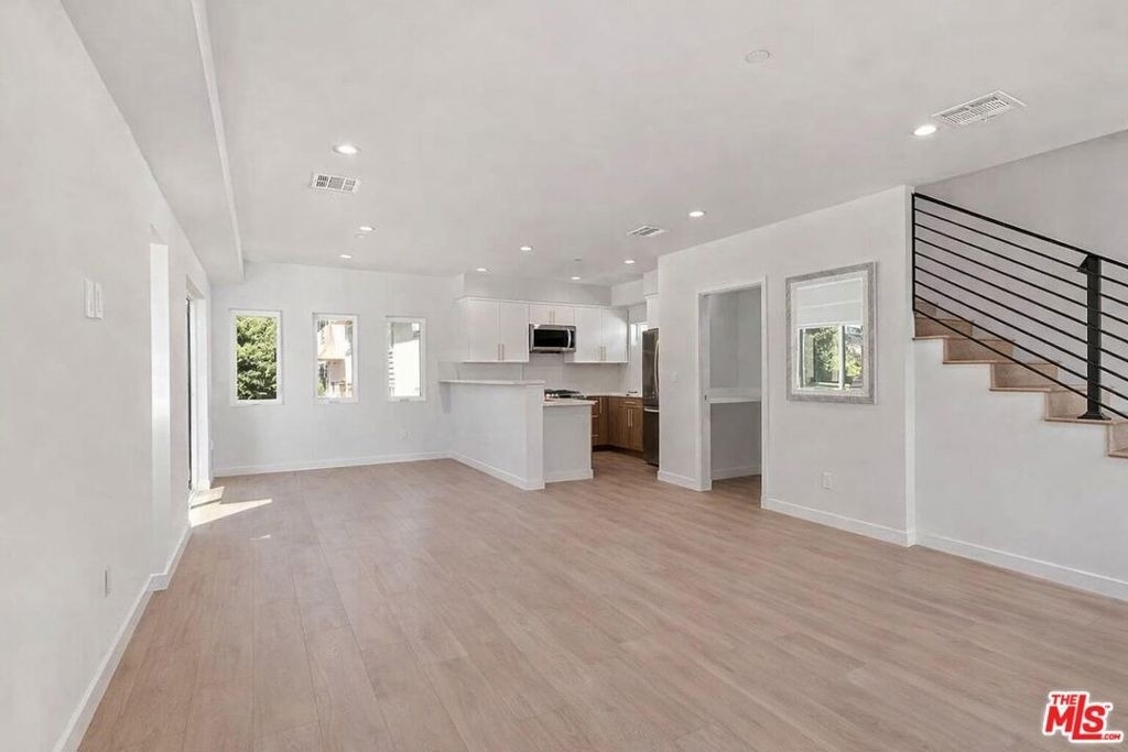 2120 N Beachwood Drive - Photo 7