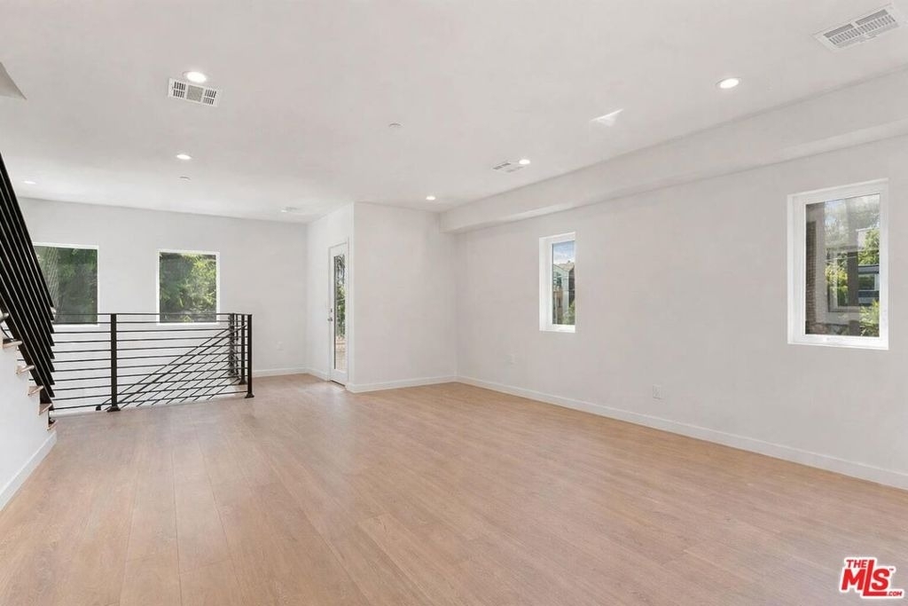 2120 N Beachwood Drive - Photo 8