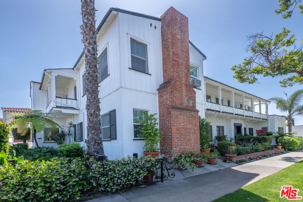 1010 S Point View - Photo 1
