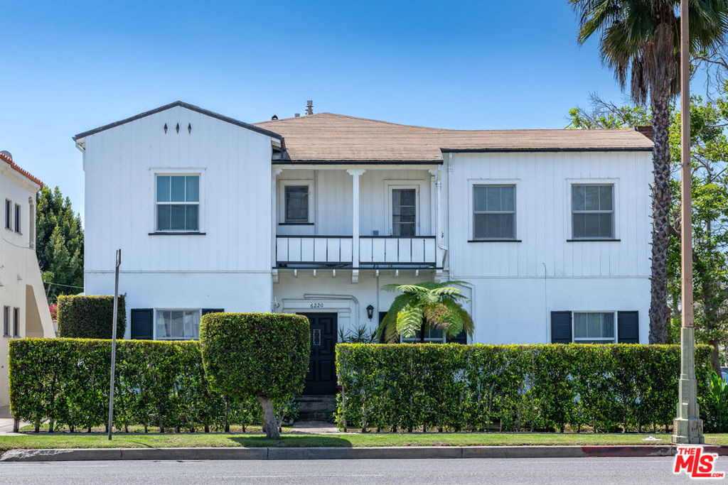 1010 S Point View - Photo 0
