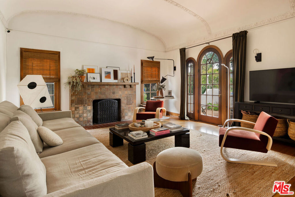 127 N Gower Street - Photo 3