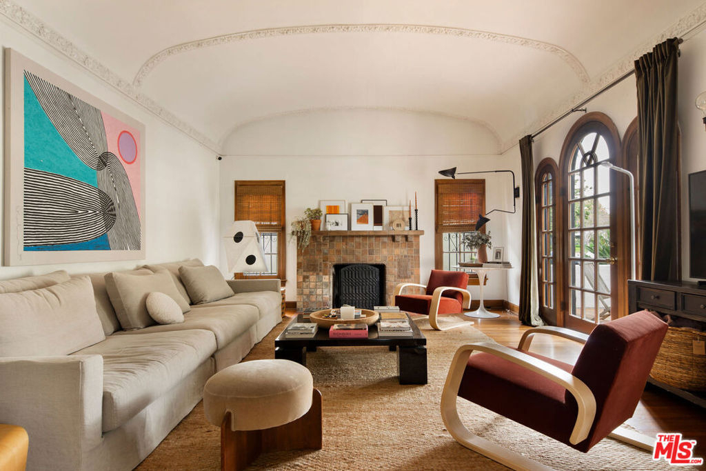 127 N Gower Street - Photo 2