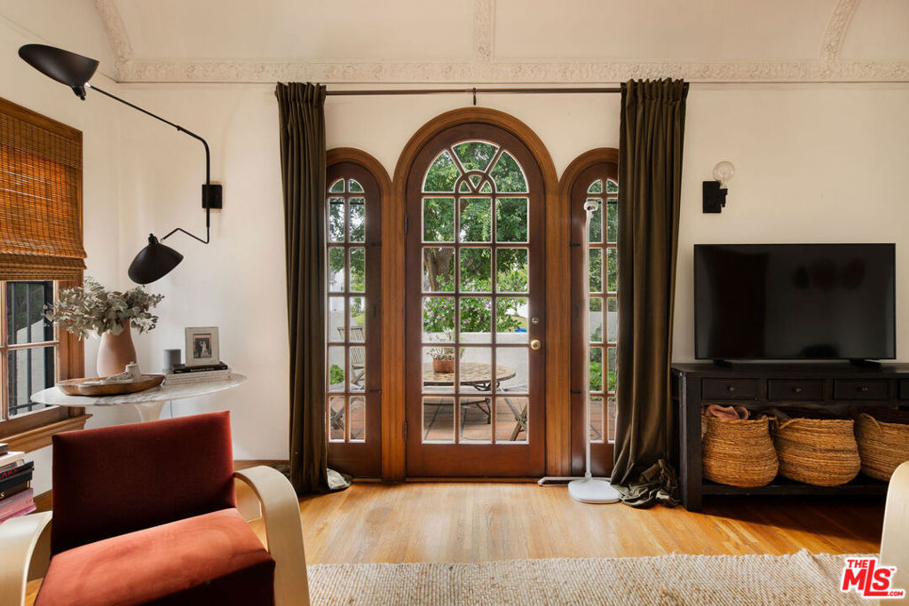 127 N Gower Street - Photo 4