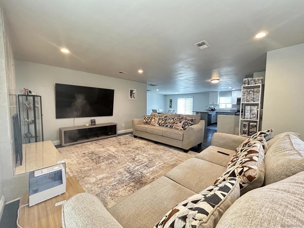 1121 Grand Ave - Photo 3