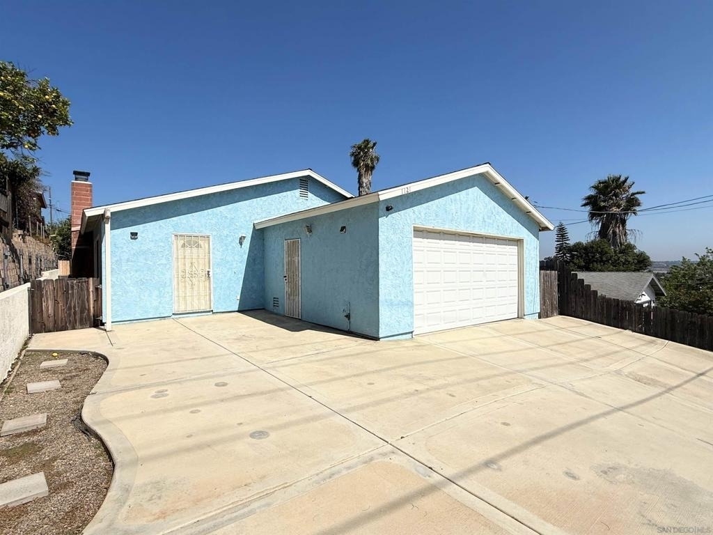 1121 Grand Ave - Photo 0