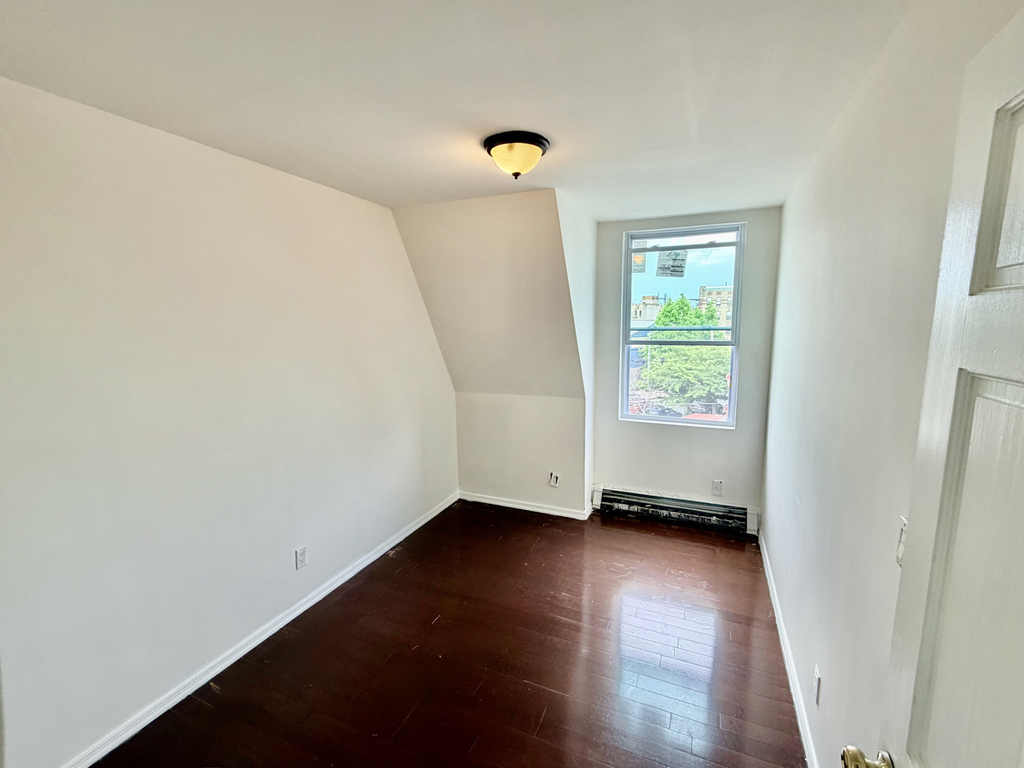 1227 Bryant Avenue - Photo 6
