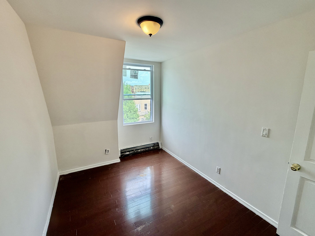1227 Bryant Avenue - Photo 5