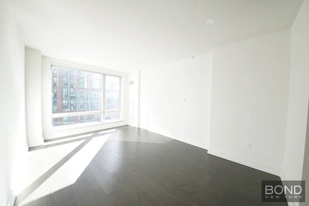 Tenth Avenue - Photo 0