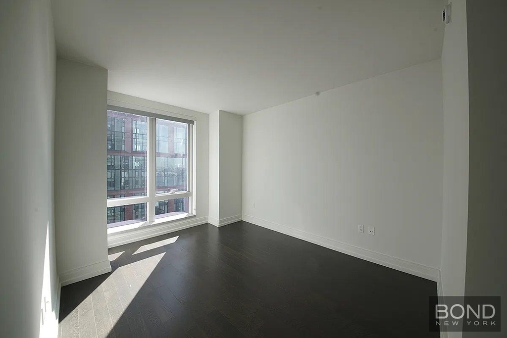 Tenth Avenue - Photo 6