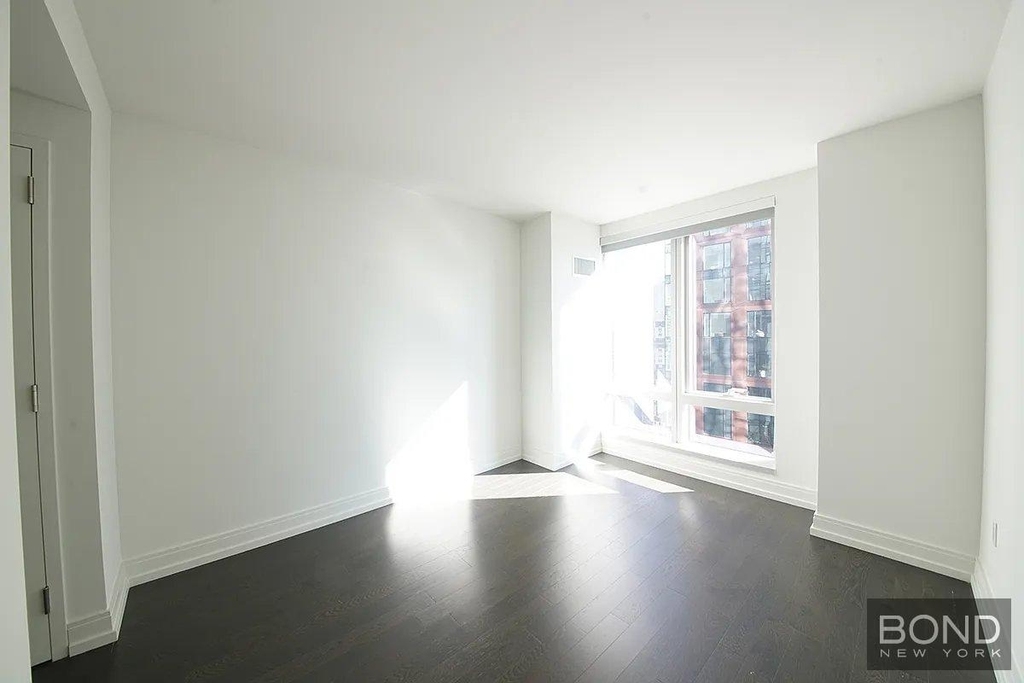 Tenth Avenue - Photo 1