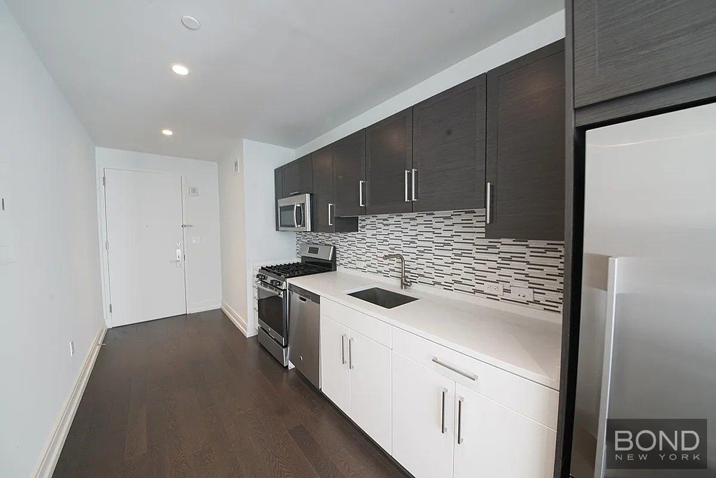 Tenth Avenue - Photo 4