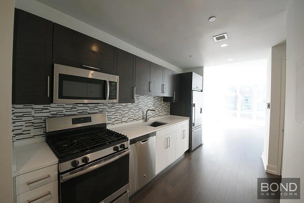 Tenth Avenue - Photo 3