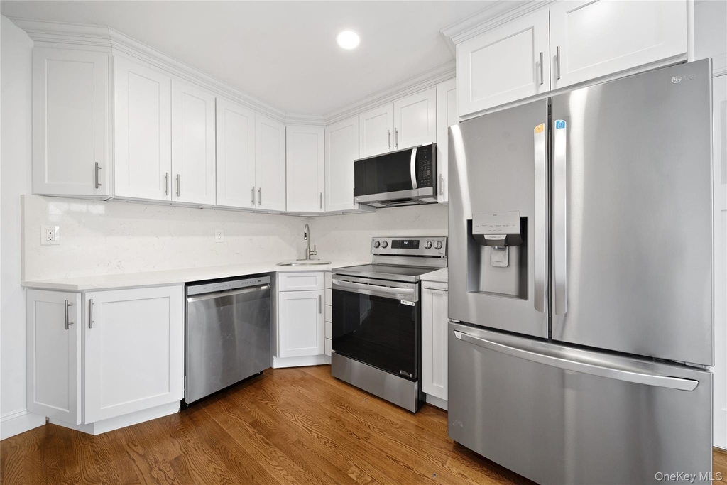 3914 Waverly Avenue - Photo 2
