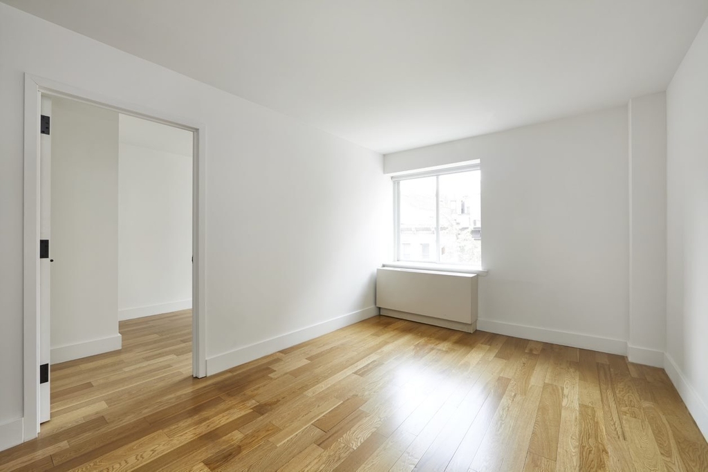 101 E 10th Street - Photo 3