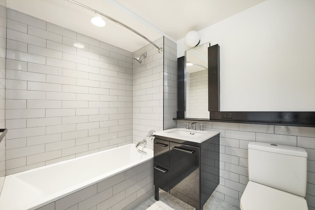 101 E 10th Street - Photo 2