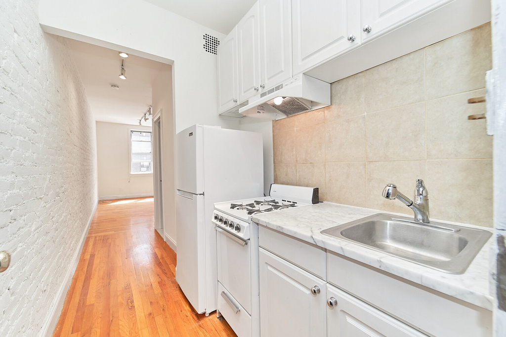 233 E 12th Street - Photo 2