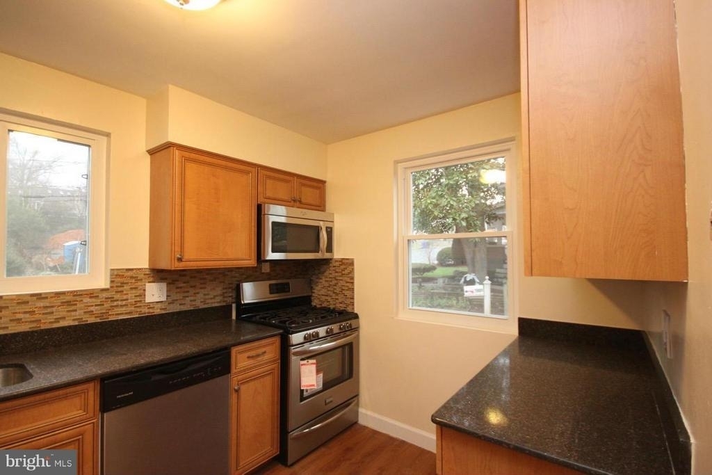 1901 N Quebec Street N - Photo 8