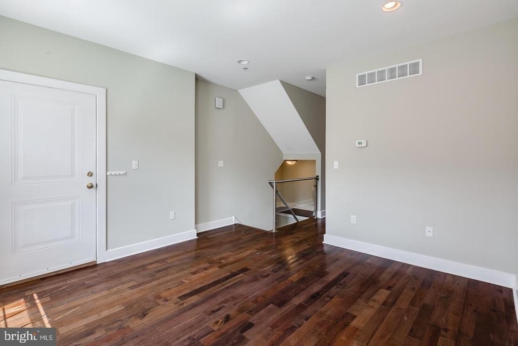 2631 Catharine Street - Photo 2