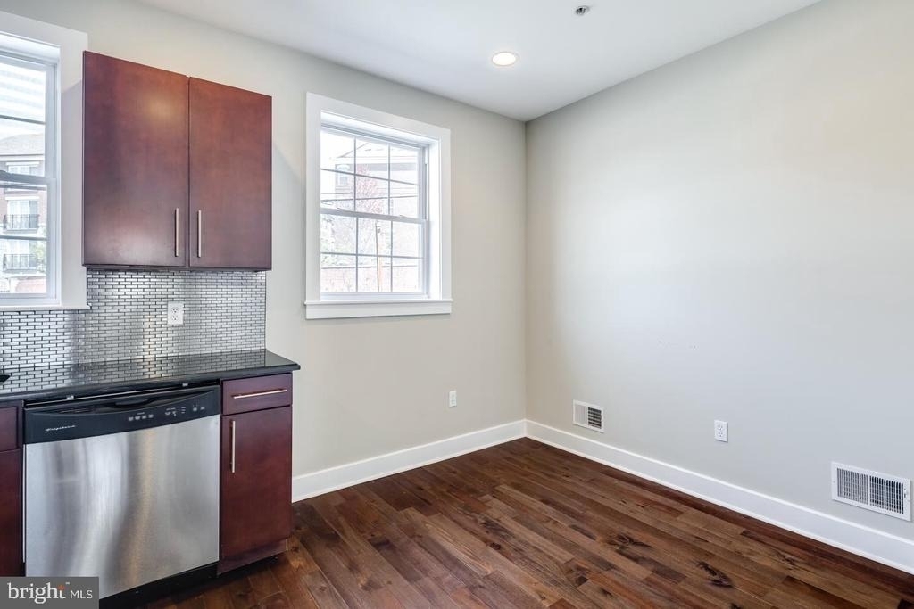 2631 Catharine Street - Photo 5